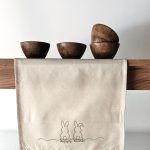 EASTER 26 06 RUNNER ΔΙΑΚΟΣΜΗΤΙΚΟ ΜΕ ΚΕΝΤΗΜΑ RABBITS